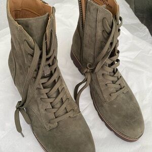 Women’s Vionic Olive Green Suede Lace-Up Combat Boots, Size 9